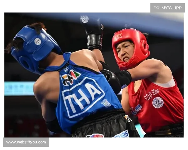 世运会赛场选手相互致意、拥抱安慰画面展现体育精神